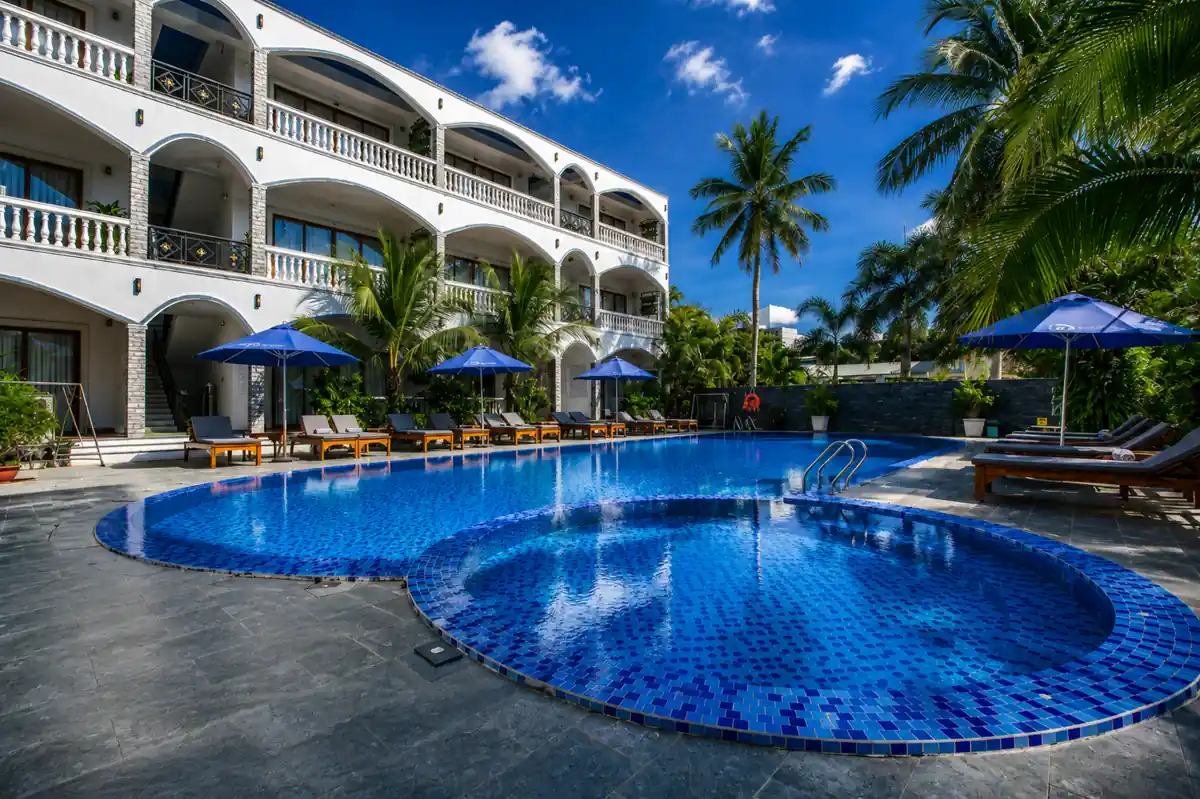 Hồ bơi ngoài trời tại Brenta Phu Quoc Hotel